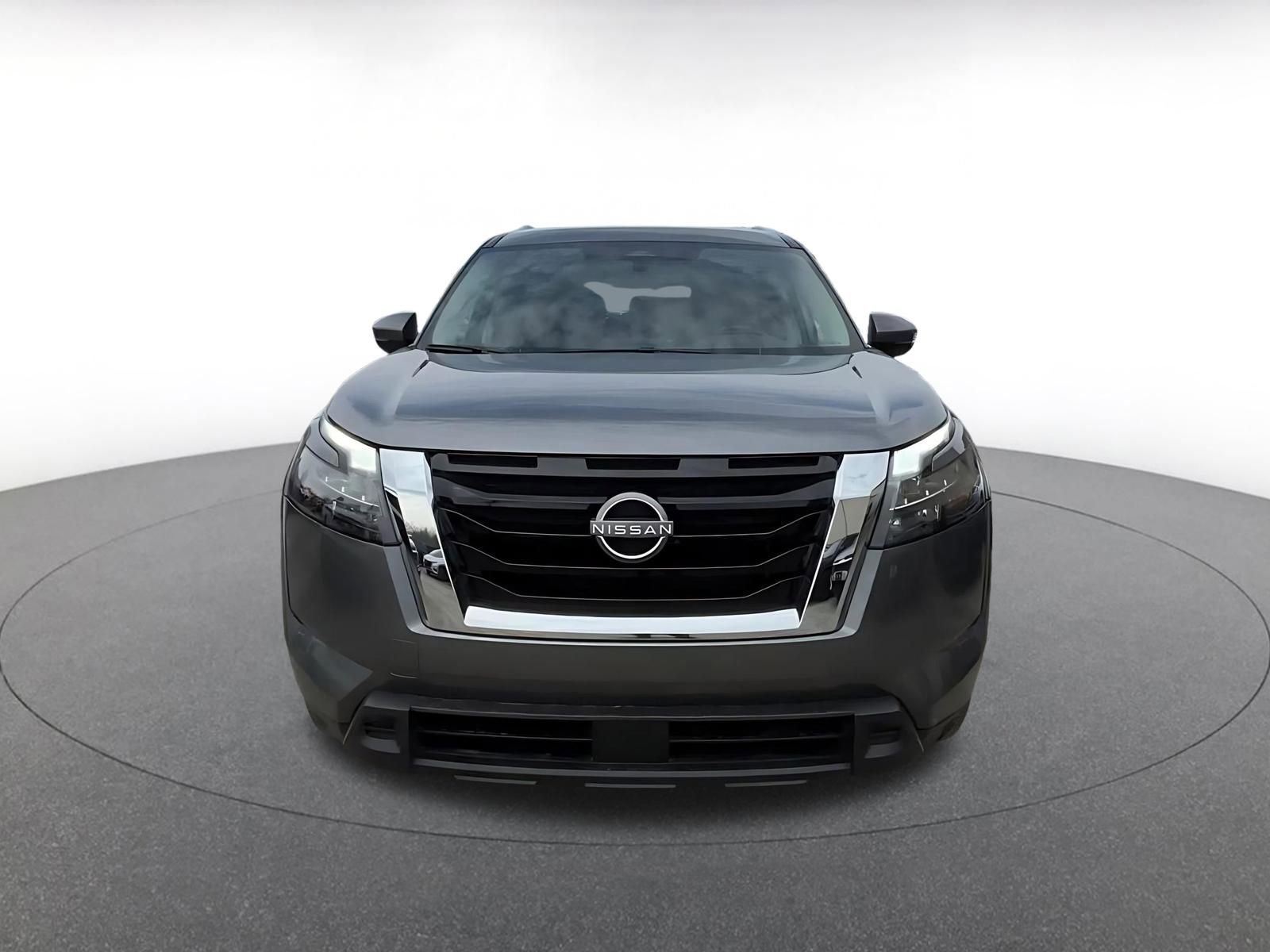 Used 2025 Nissan Pathfinder SV image 4