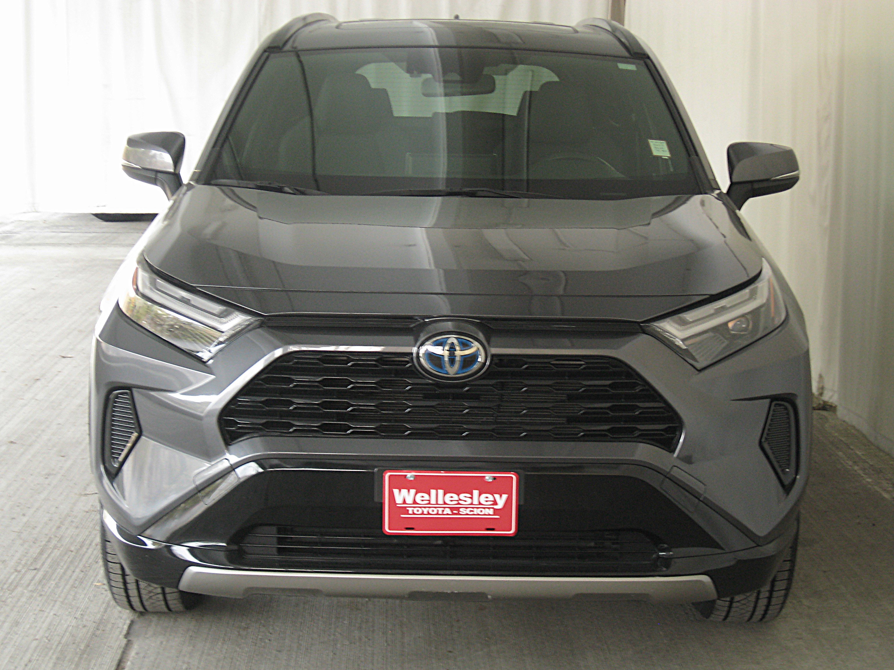 Used 2023 Toyota RAV4 SE w/ Convenience Package image 4