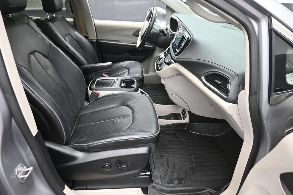 Used 2018 Chrysler Pacifica Limited FWD image 9