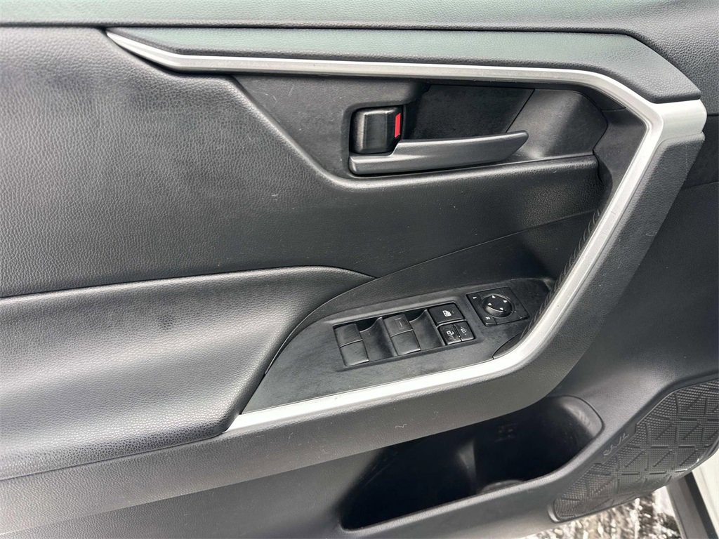 Used 2021 Toyota RAV4 LE image 14