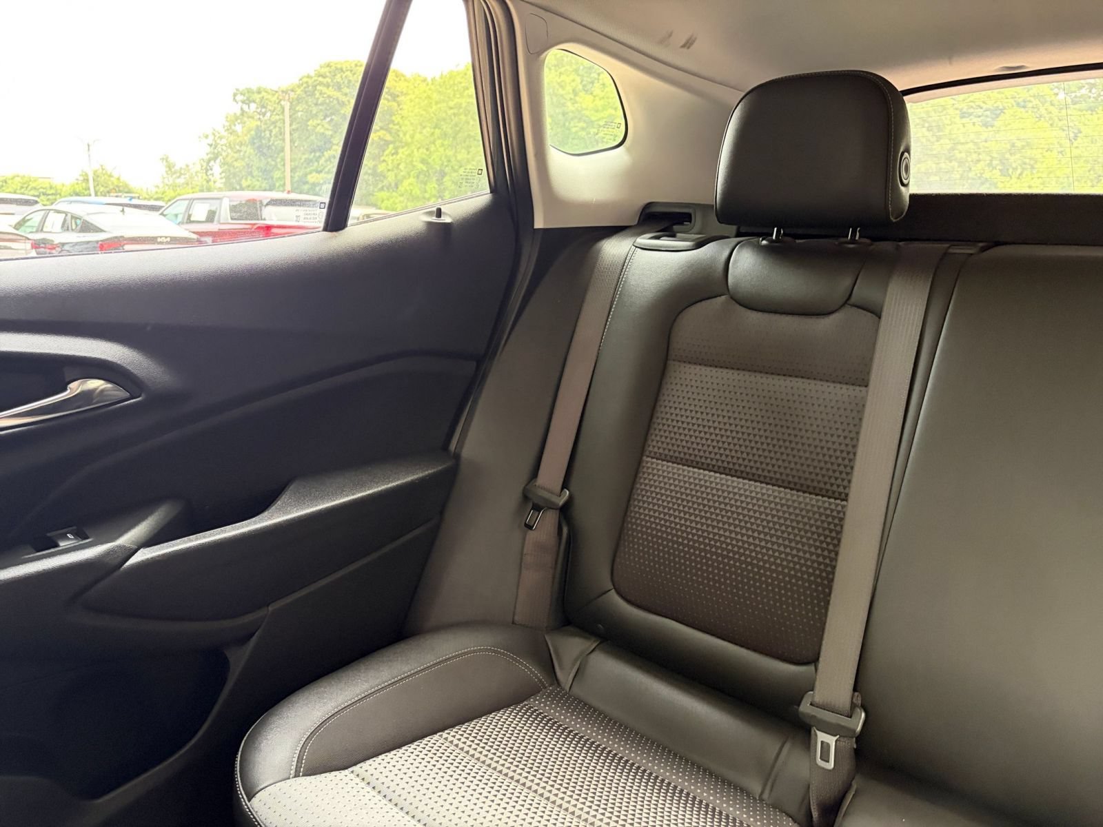 Used 2025 Chevrolet Trax LT FWD image 38