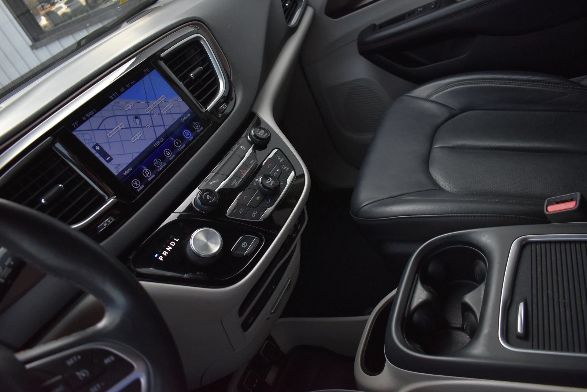Used 2017 Chrysler Pacifica Touring-L Plus w/ Tire & Wheel Group FWD image 26