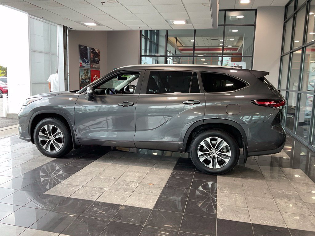 Certified 2025 Toyota Highlander XLE AWD/4WD image 4
