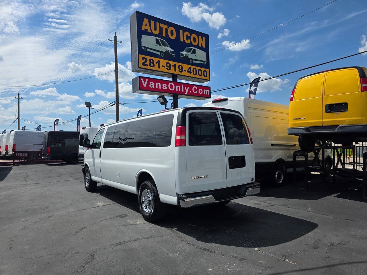 Used 2018 Chevrolet Express 3500 LT w/ LT Preferred Equipment Group RWD image 27