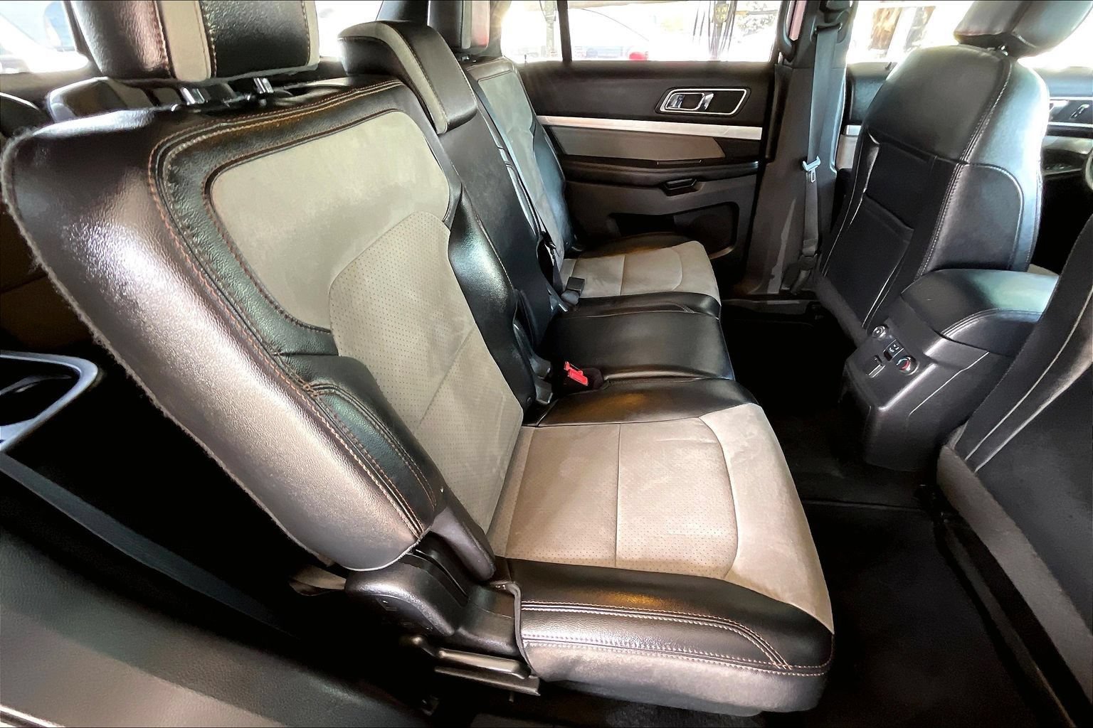 Used 2017 Ford Explorer XLT w/ Equipment Group 202A AWD/4WD image 22