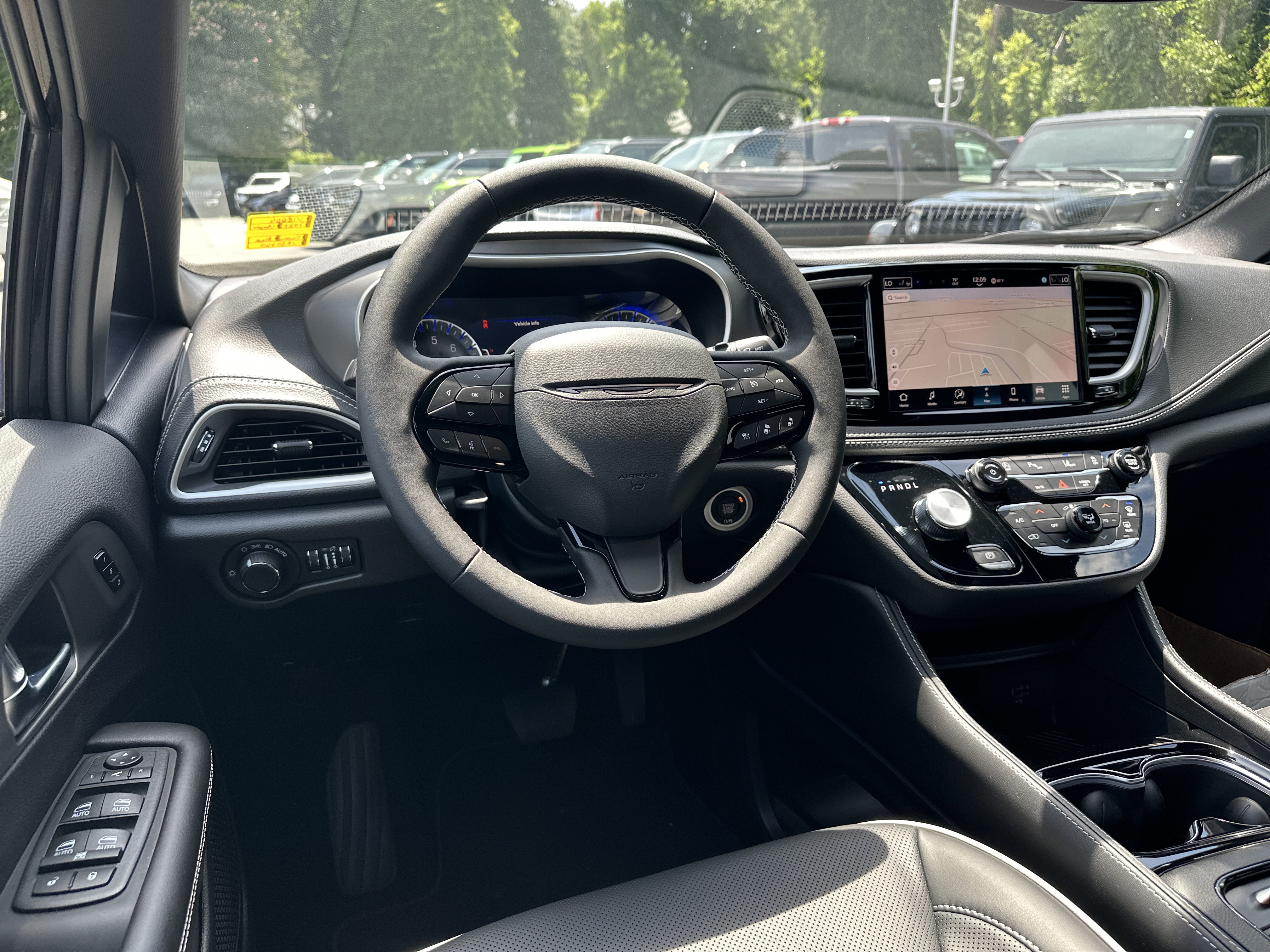 New 2027 Chrysler Pacifica Limited FWD image 17