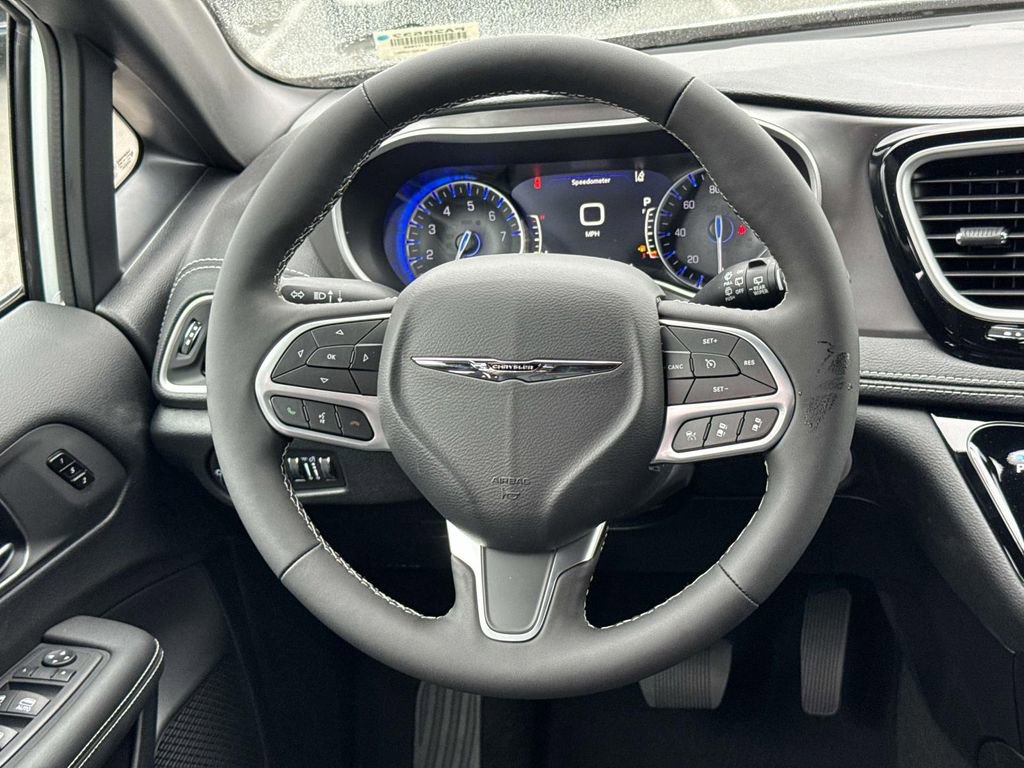 New 2026 Chrysler Pacifica Select image 11