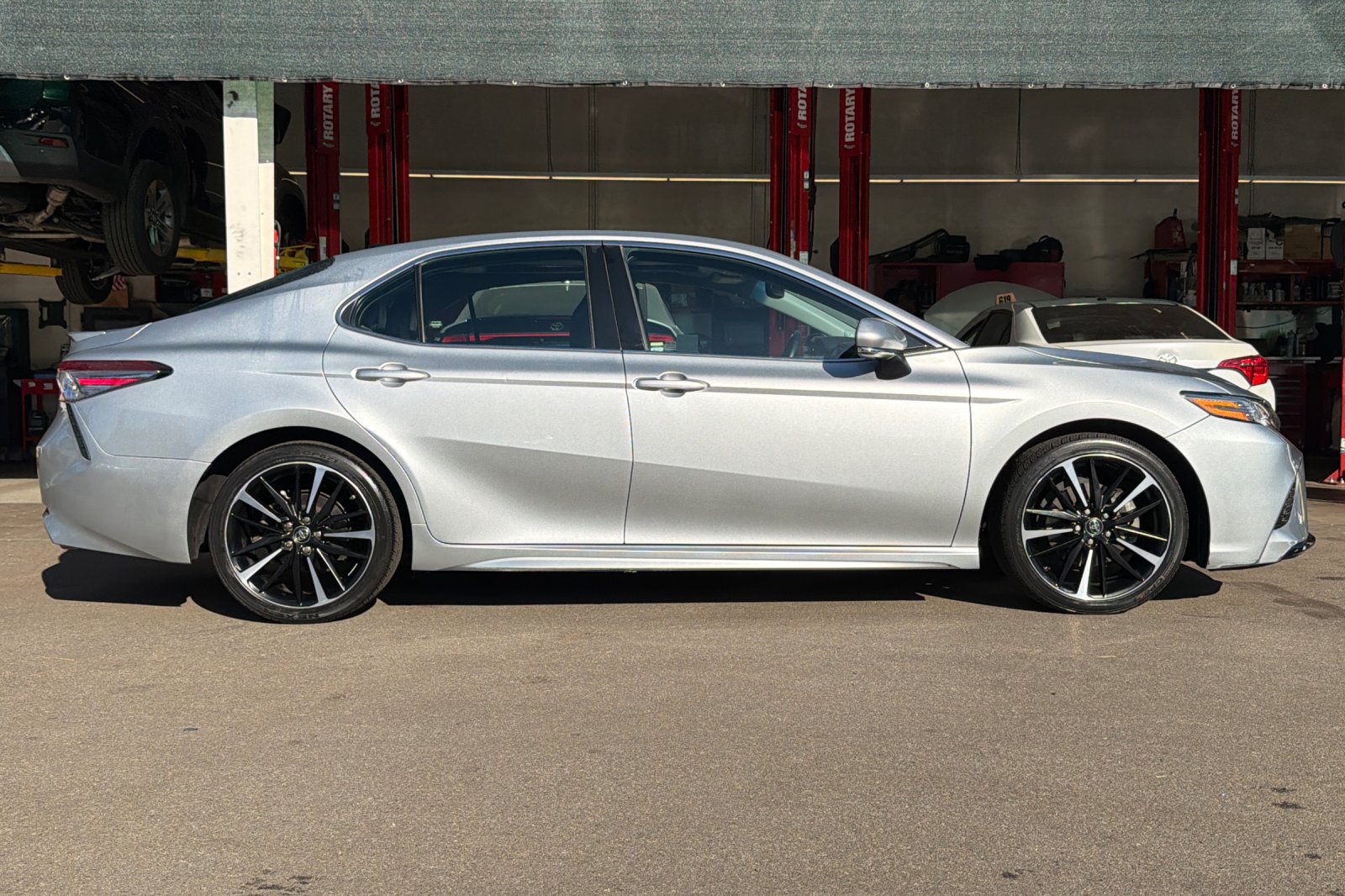 Used 2018 Toyota Camry XSE FWD image 3