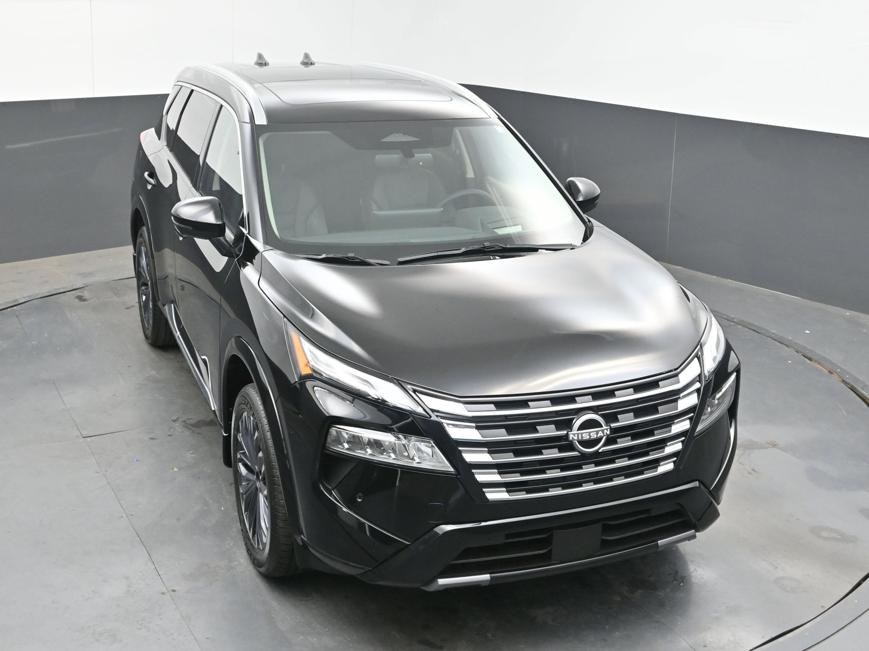 Certified 2025 Nissan Rogue Platinum w/ Tech Package image 31