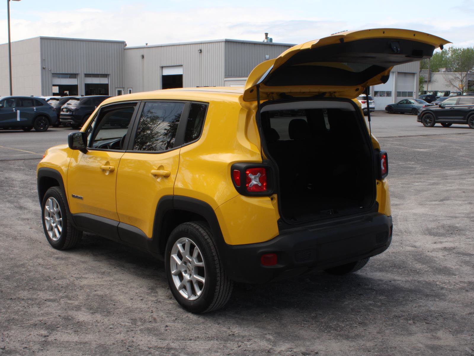 Used 2023 Jeep Renegade Latitude AWD/4WD image 7