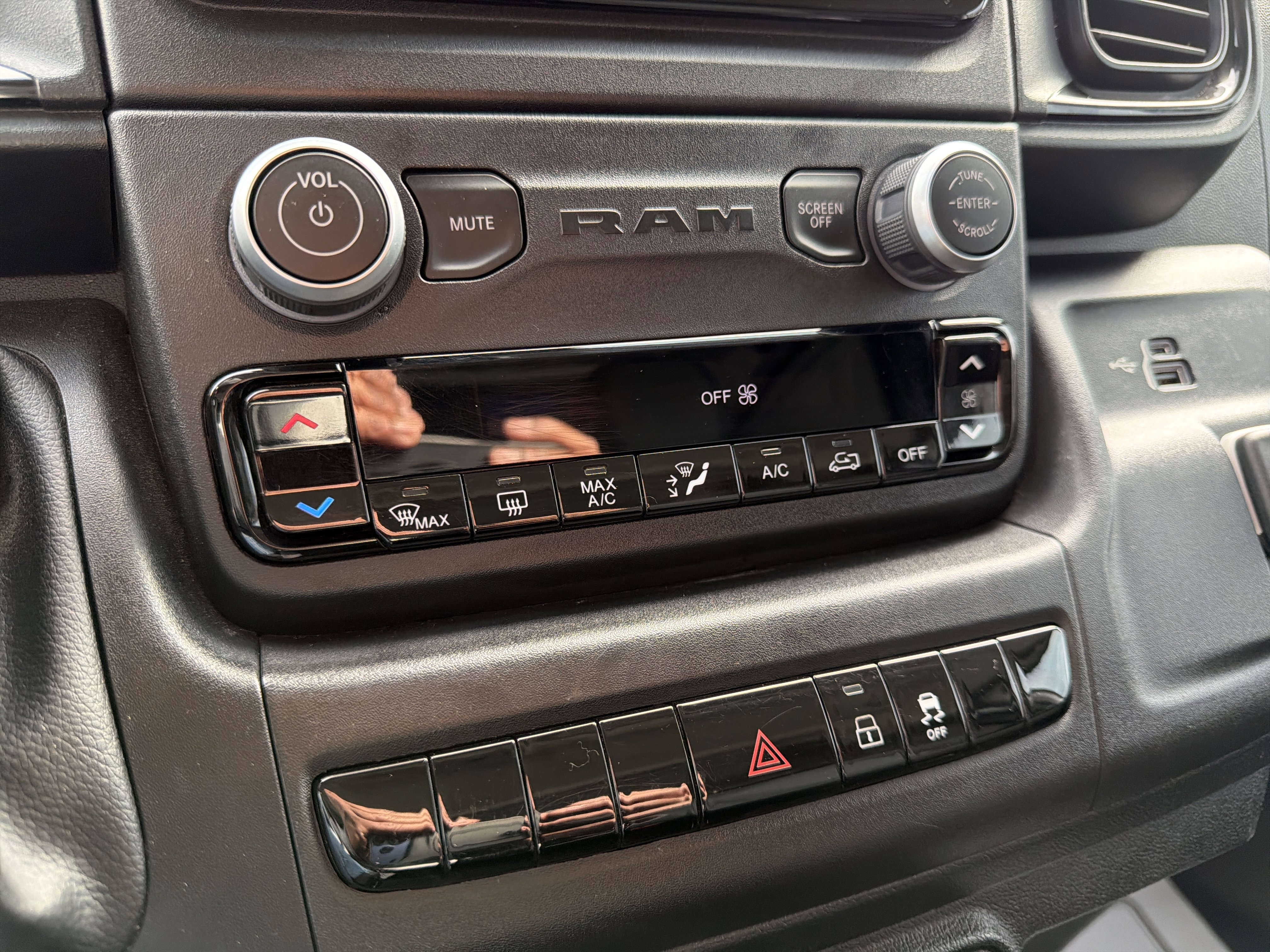 Used 2023 RAM ProMaster 1500 w/ Driver Convenience Group image 20