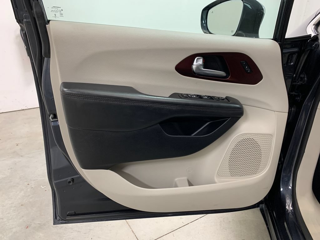 Used 2020 Chrysler Pacifica Limited w/ Advanced Safetytec Group FWD image 17