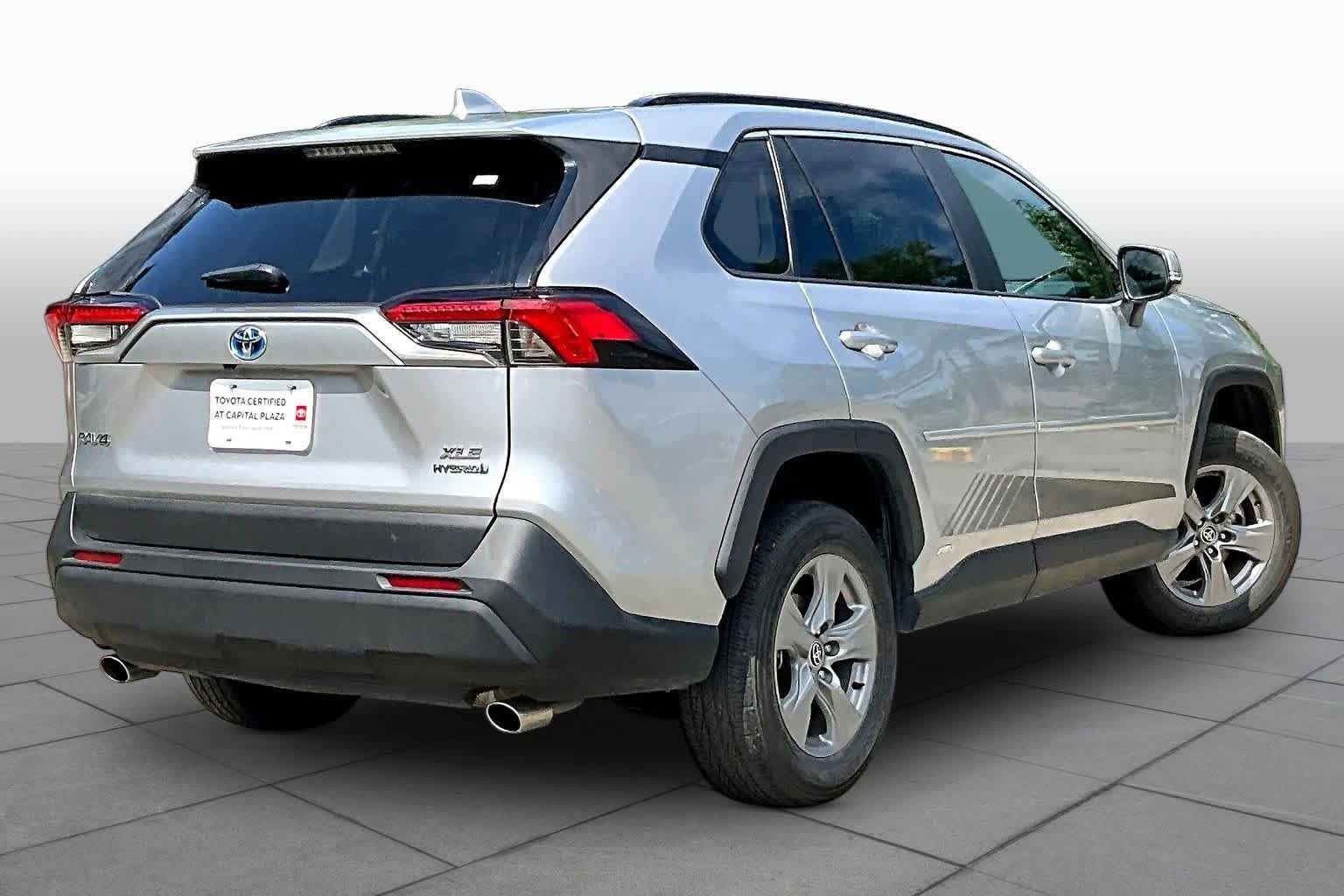 Used 2022 Toyota RAV4 XLE AWD/4WD image 25