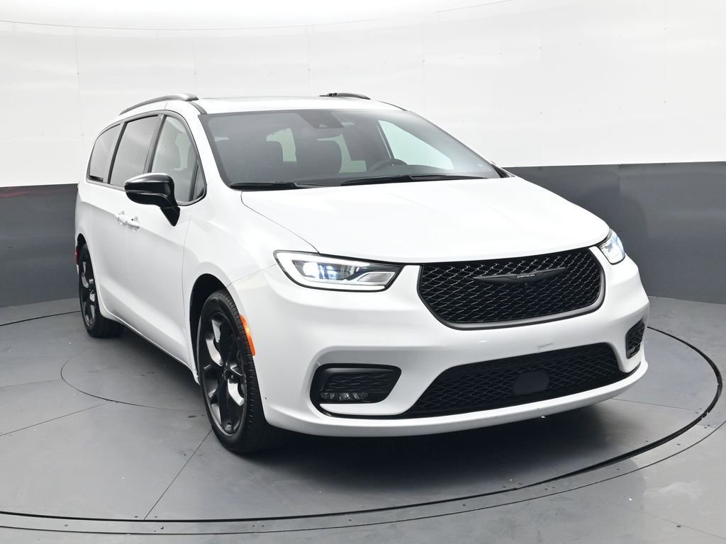 Used 2025 Chrysler Pacifica Limited image 2