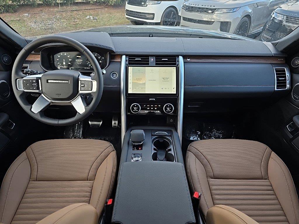 New 2025 Land Rover Discovery Dynamic SE image 9