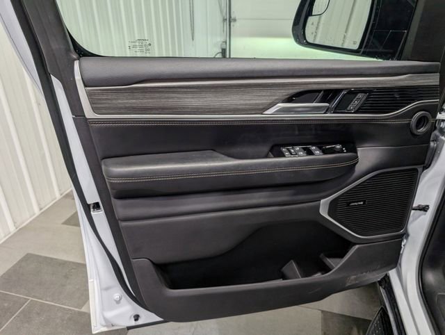 Used 2023 Jeep Wagoneer L Series II w/ Premium Group I image 14