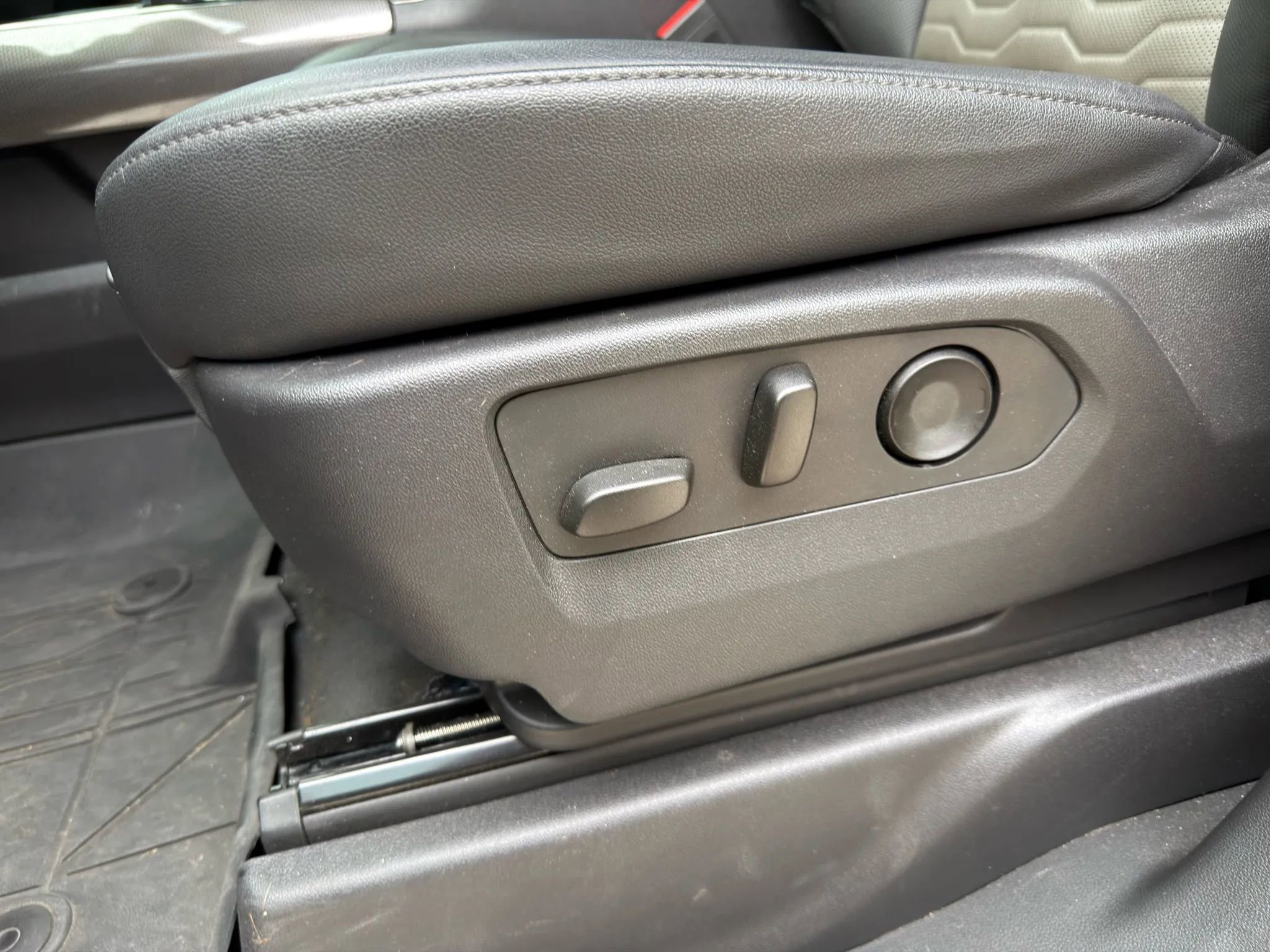 Used 2025 Chevrolet Silverado 1500 ZR2 w/ Technology Package image 40