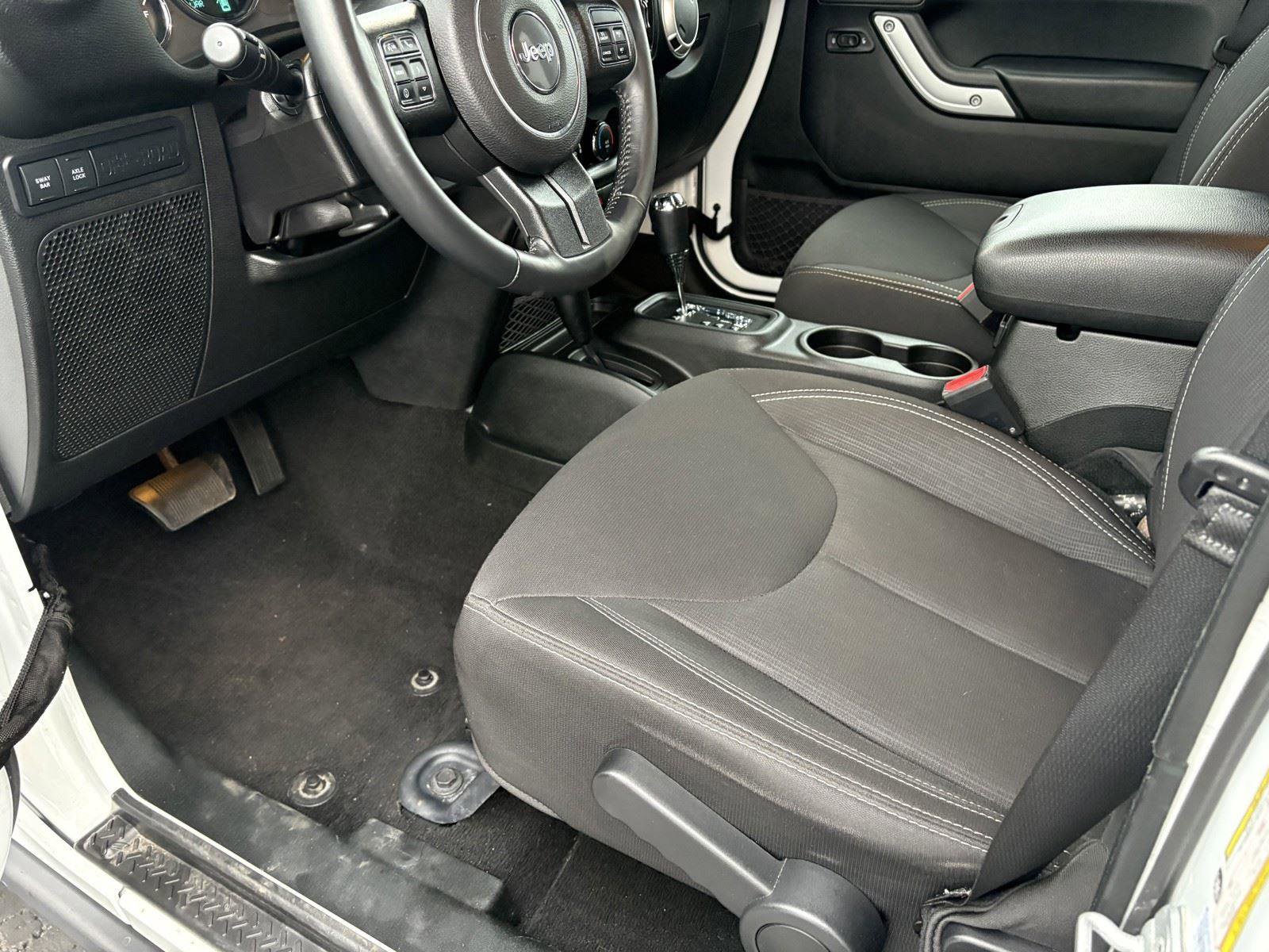 Used 2018 Jeep Wrangler Unlimited Rubicon w/ Connectivity Group image 14