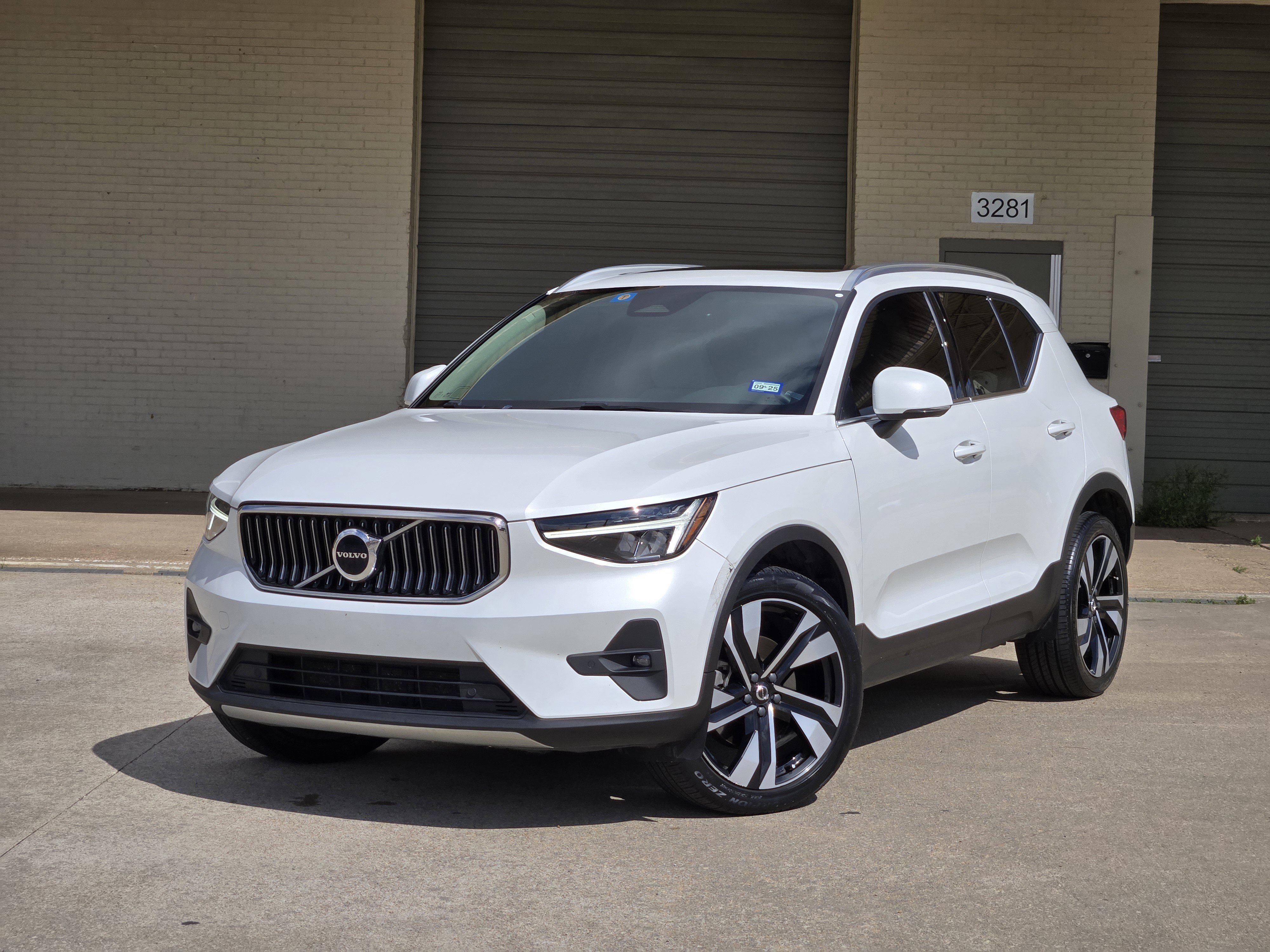Used 2023 Volvo XC40 B5 Plus w/ Climate Package AWD/4WD image 1