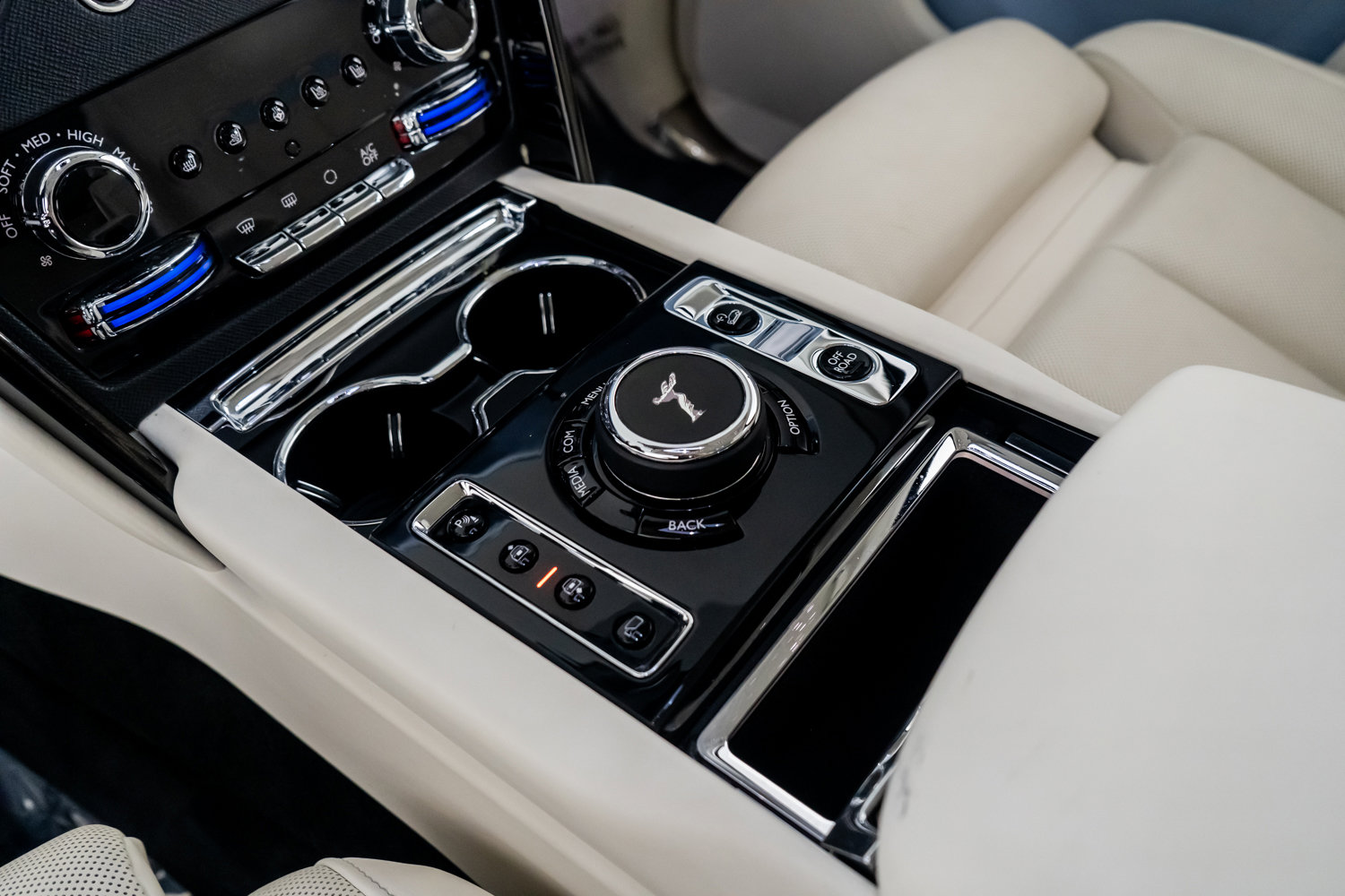 Used 2023 Rolls-Royce Cullinan Black Badge image 43