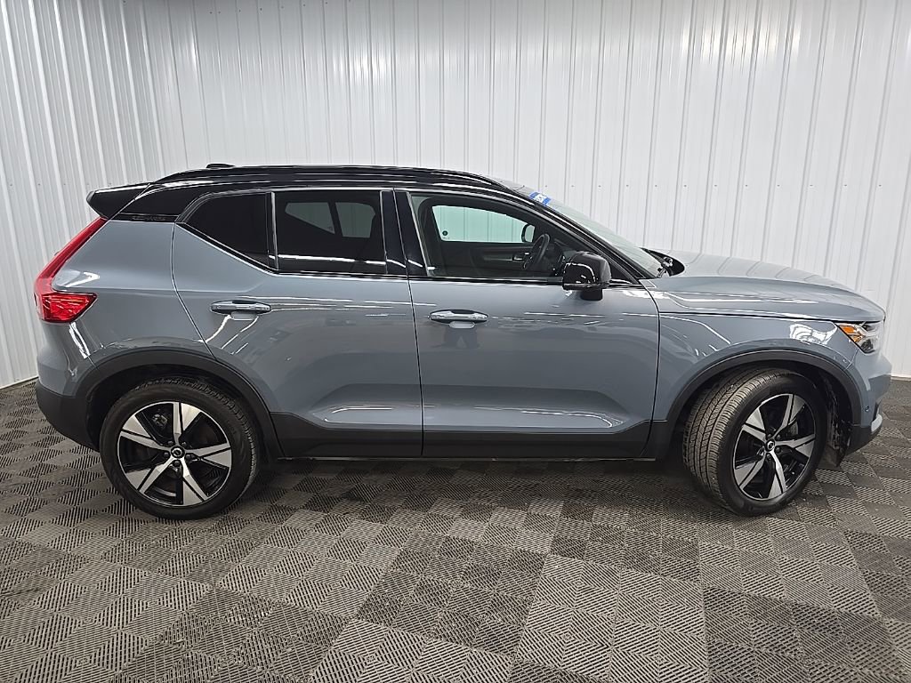 Used 2022 Volvo XC40 P8 Recharge Plus image 2