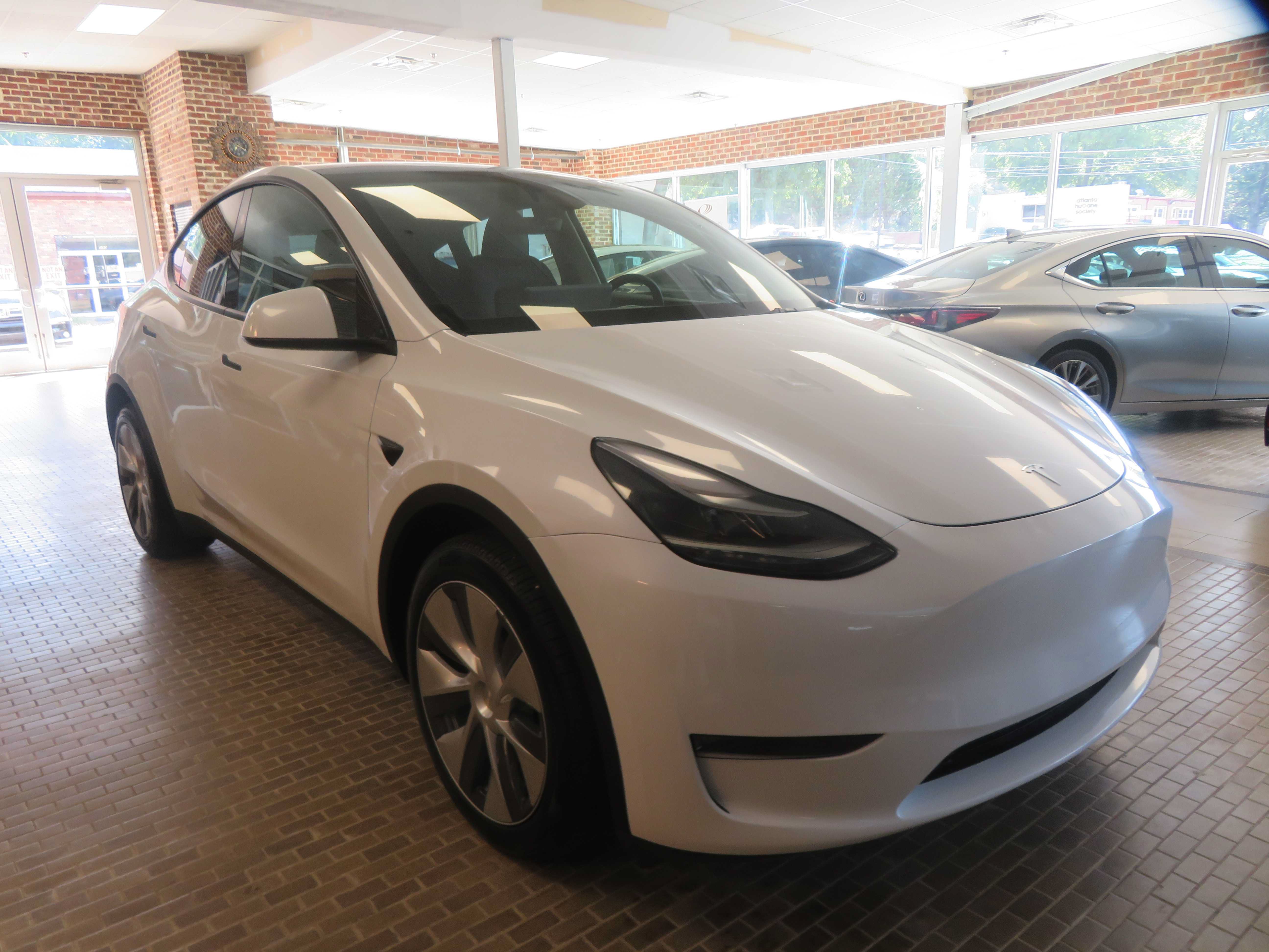 Used 2024 Tesla Model Y Long Range AWD/4WD image 3