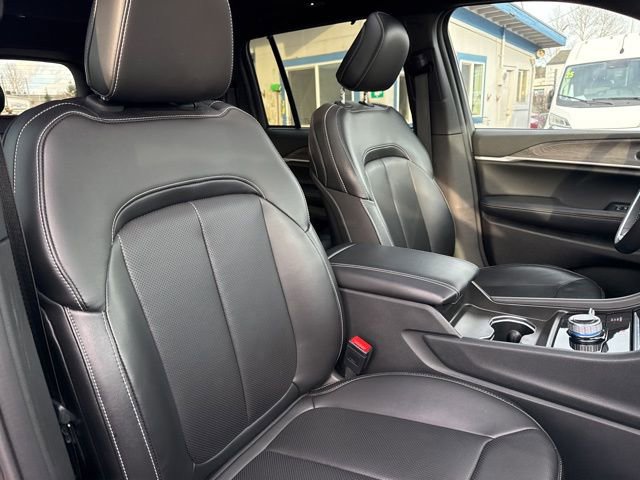 Used 2024 Jeep Grand Cherokee Limited w/ Luxury Tech Group II image 14