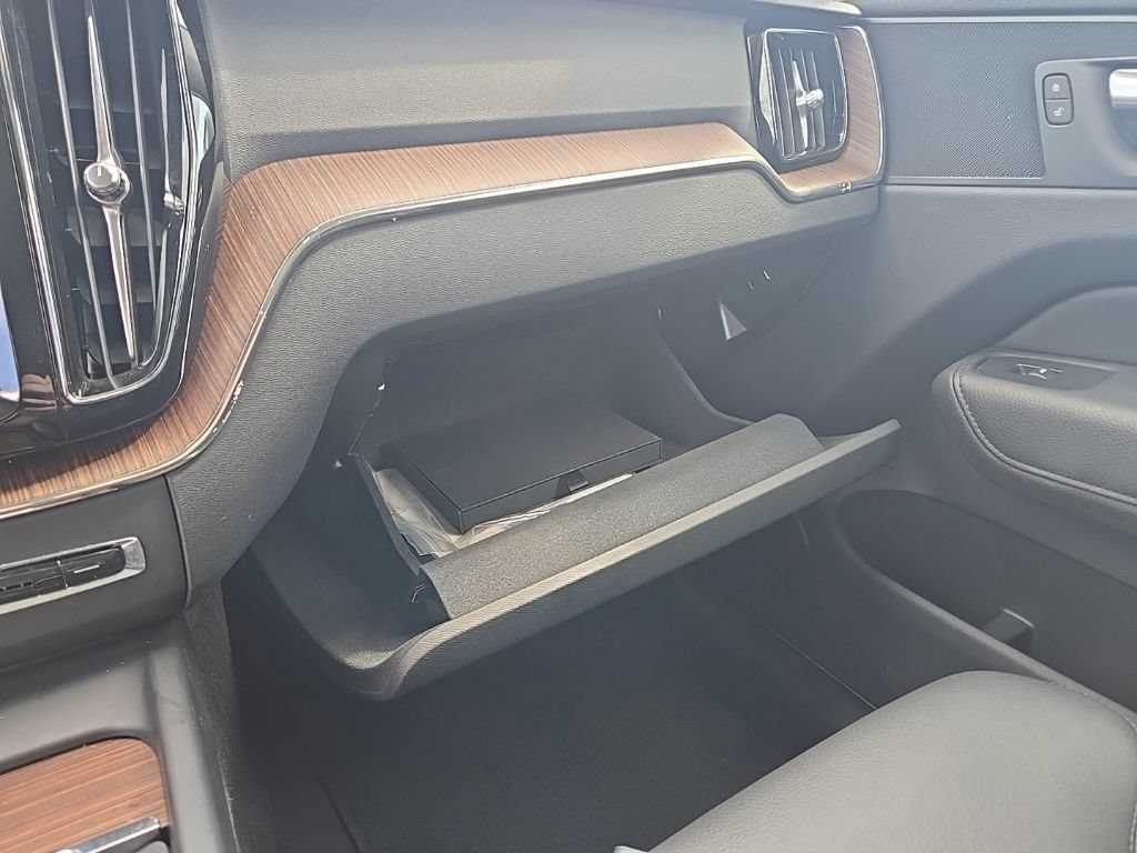 Used 2022 Volvo XC60 B5 Momentum AWD/4WD image 27