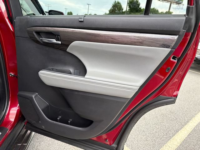 Used 2023 Toyota Highlander Limited FWD image 16