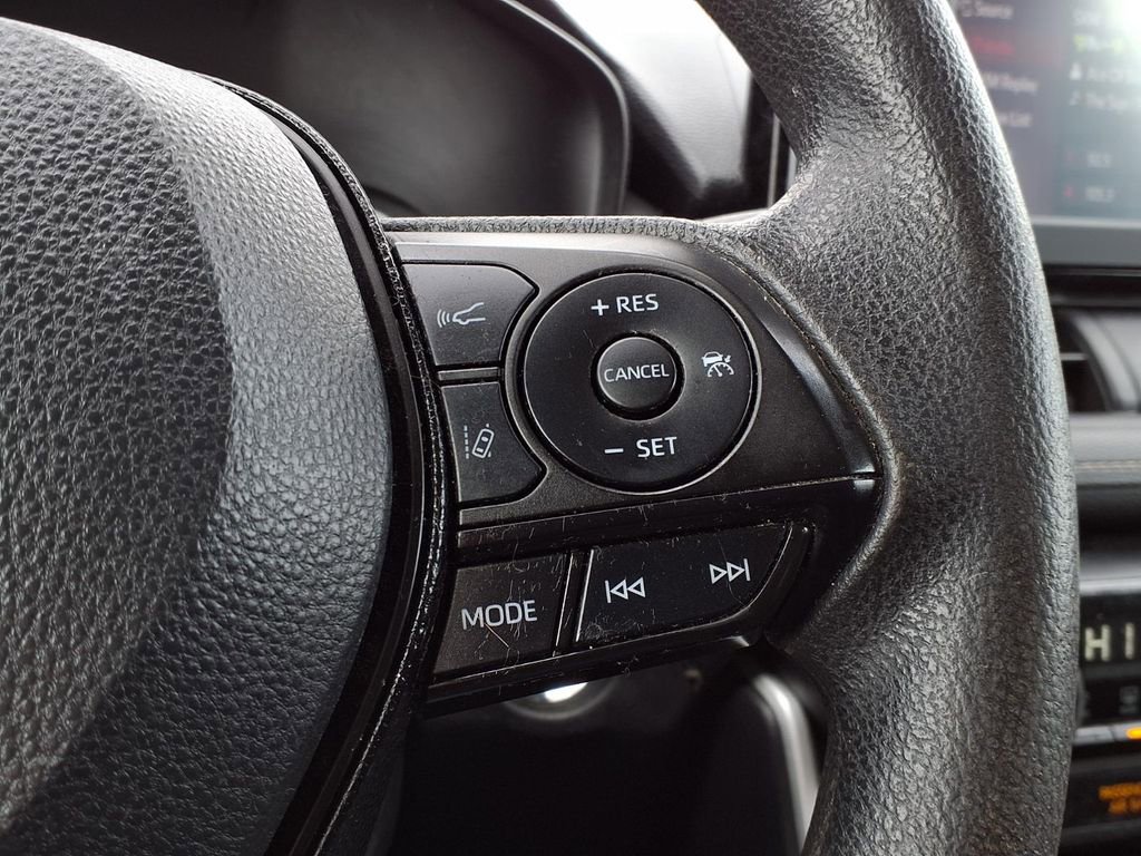 Used 2020 Toyota RAV4 XLE AWD/4WD image 18