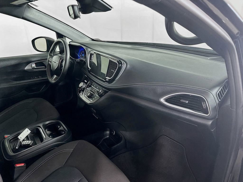 Used 2023 Chrysler Pacifica Touring image 30