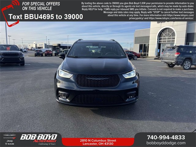 Used 2025 Chrysler Pacifica Limited image 2