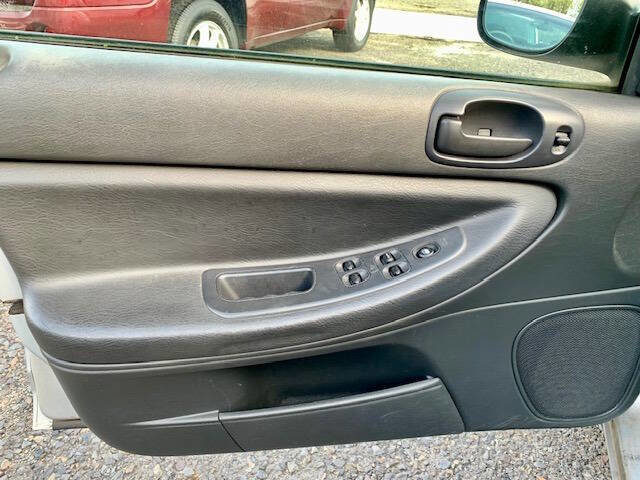 Used 2005 Dodge Stratus SXT w/ Leather Value Pkg image 23