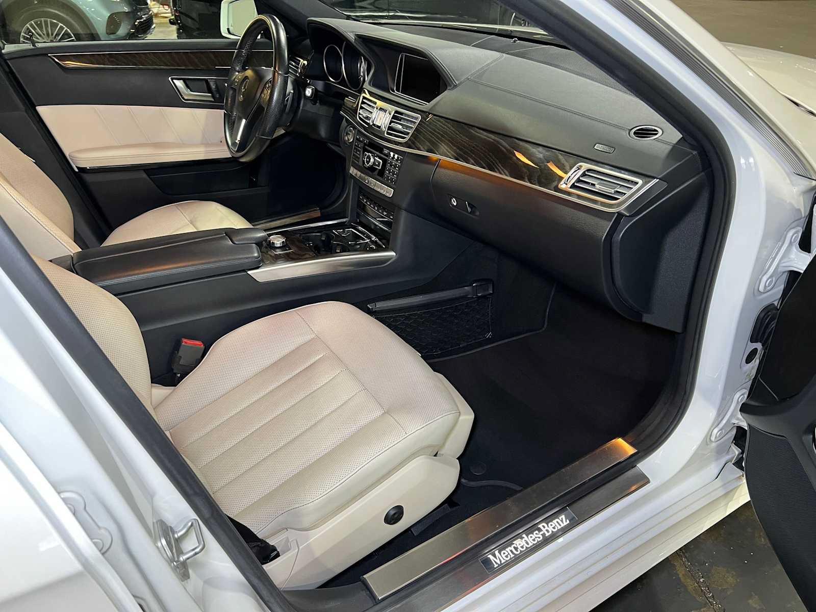 Used 2015 Mercedes-Benz E 400 4MATIC Sedan image 11
