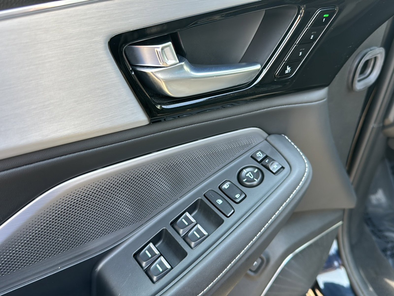 Used 2025 Acura MDX w/ Technology Package AWD/4WD image 17