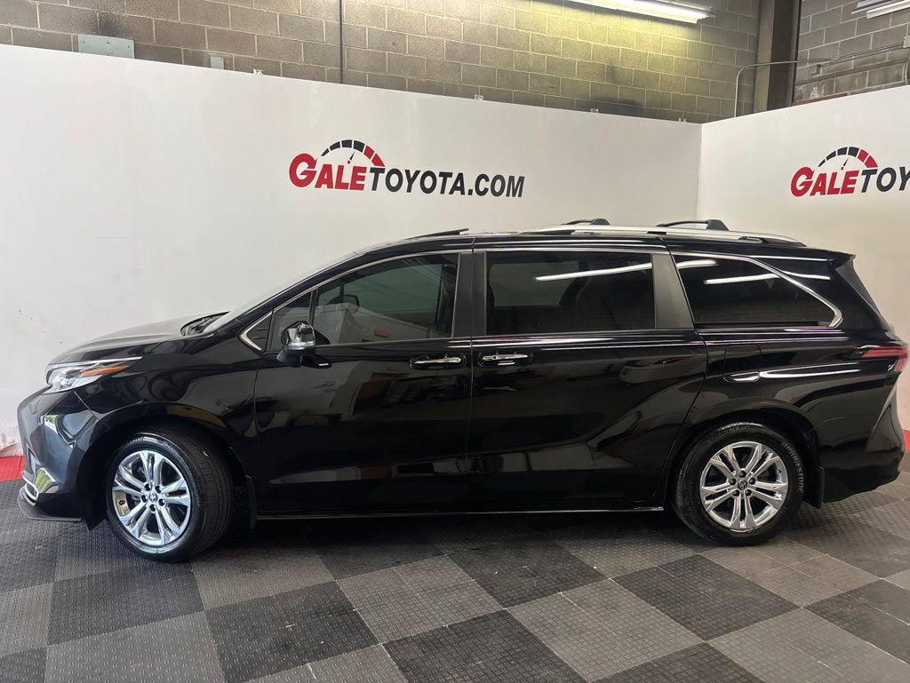 Used 2022 Toyota Sienna Platinum AWD/4WD image 9
