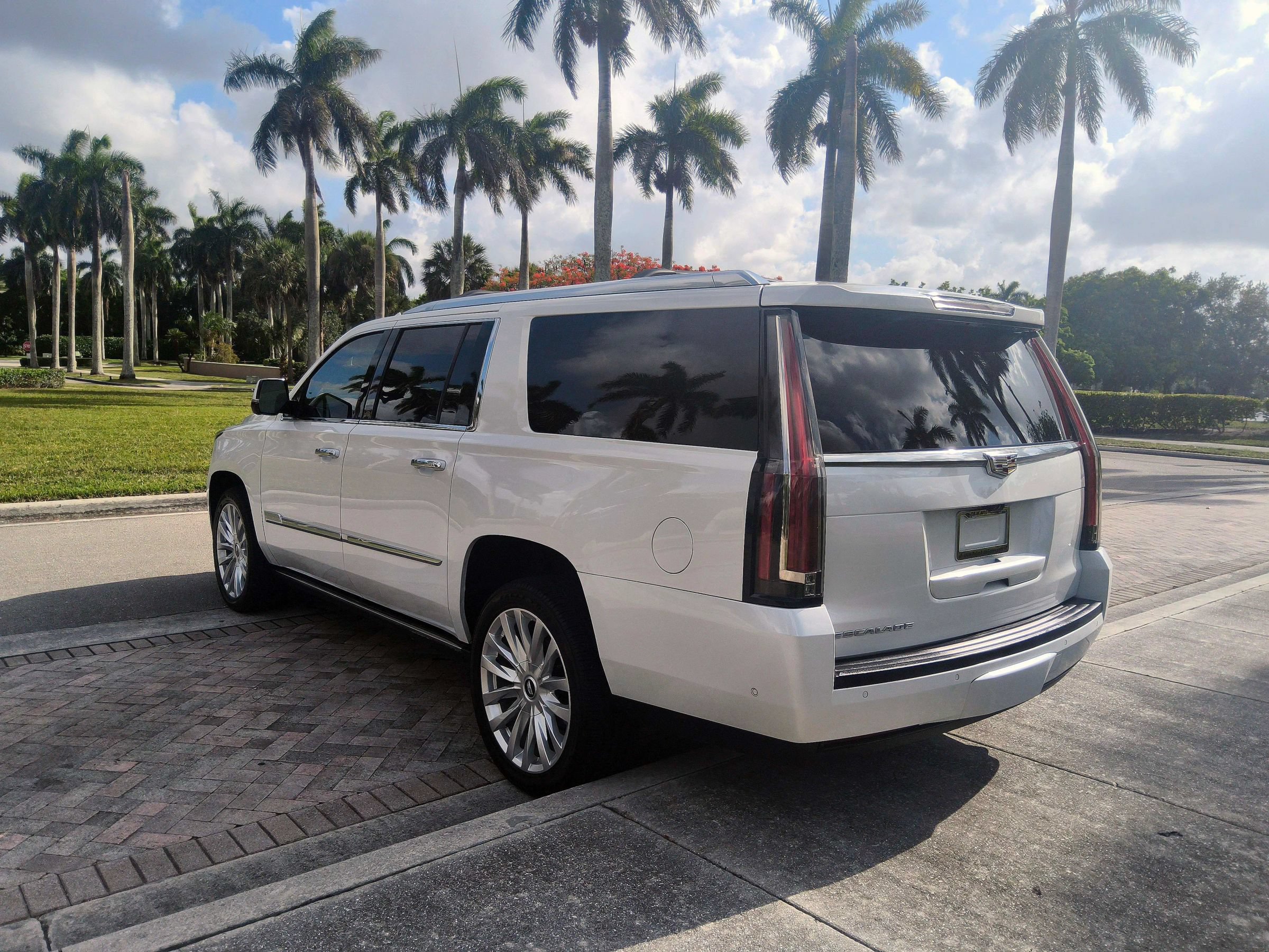 Used 2018 Cadillac Escalade ESV Premium Luxury AWD/4WD image 21