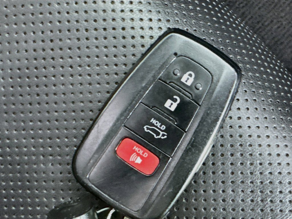Used 2020 Toyota RAV4 Limited AWD/4WD image 39