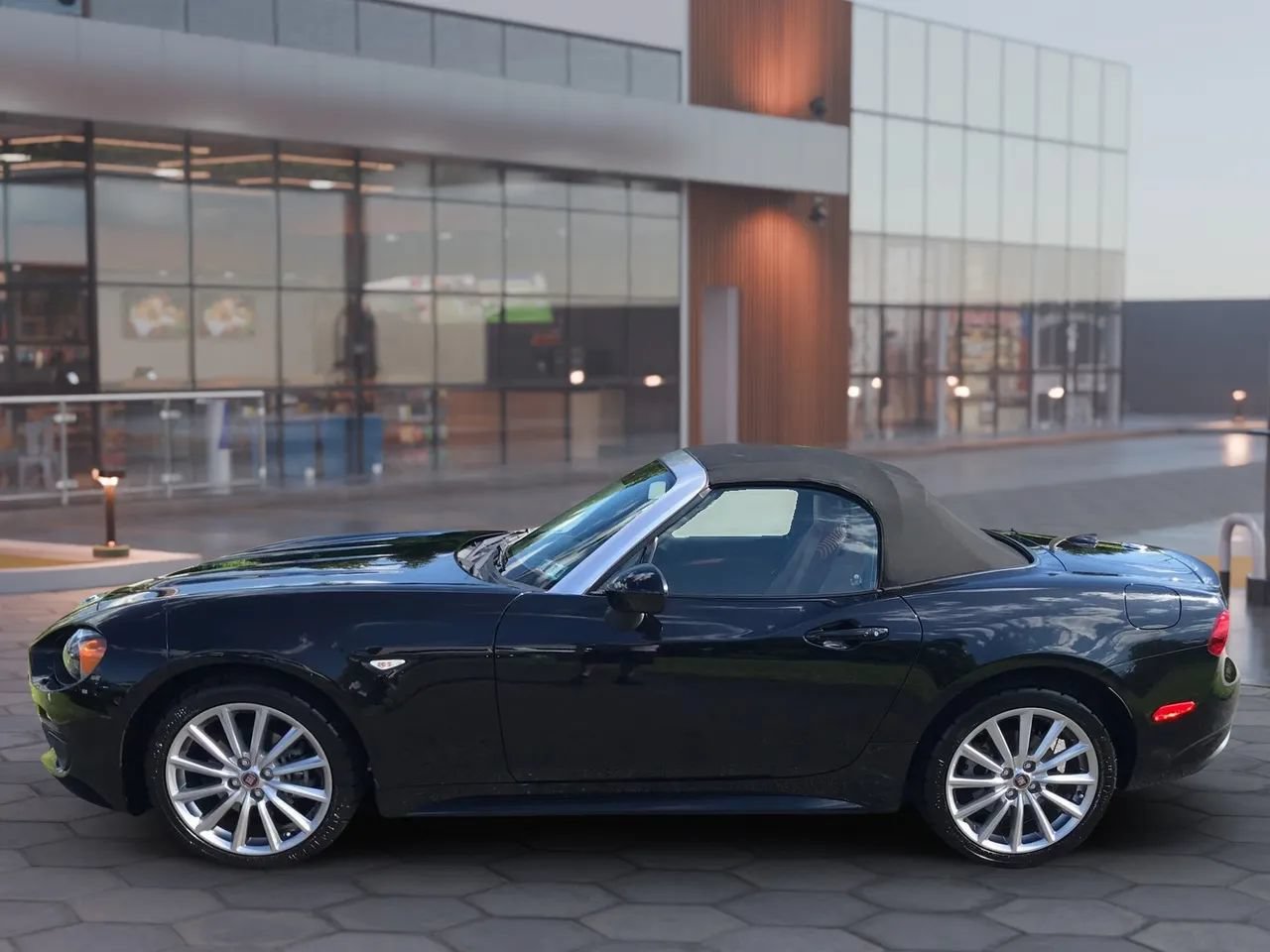 Used 2017 FIAT 124 Spider Lusso RWD image 5
