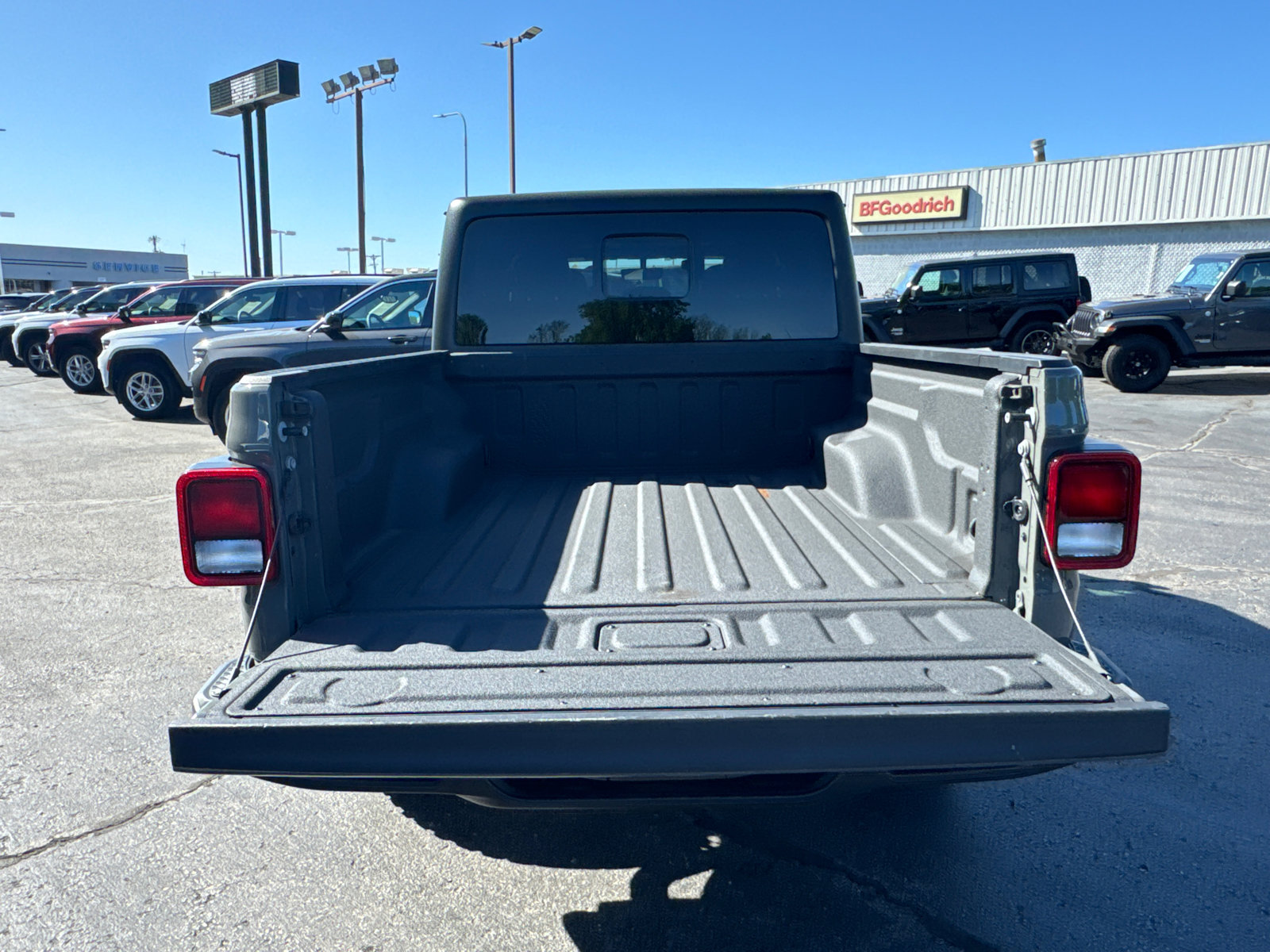 Used 2023 Jeep Gladiator Willys AWD/4WD image 18