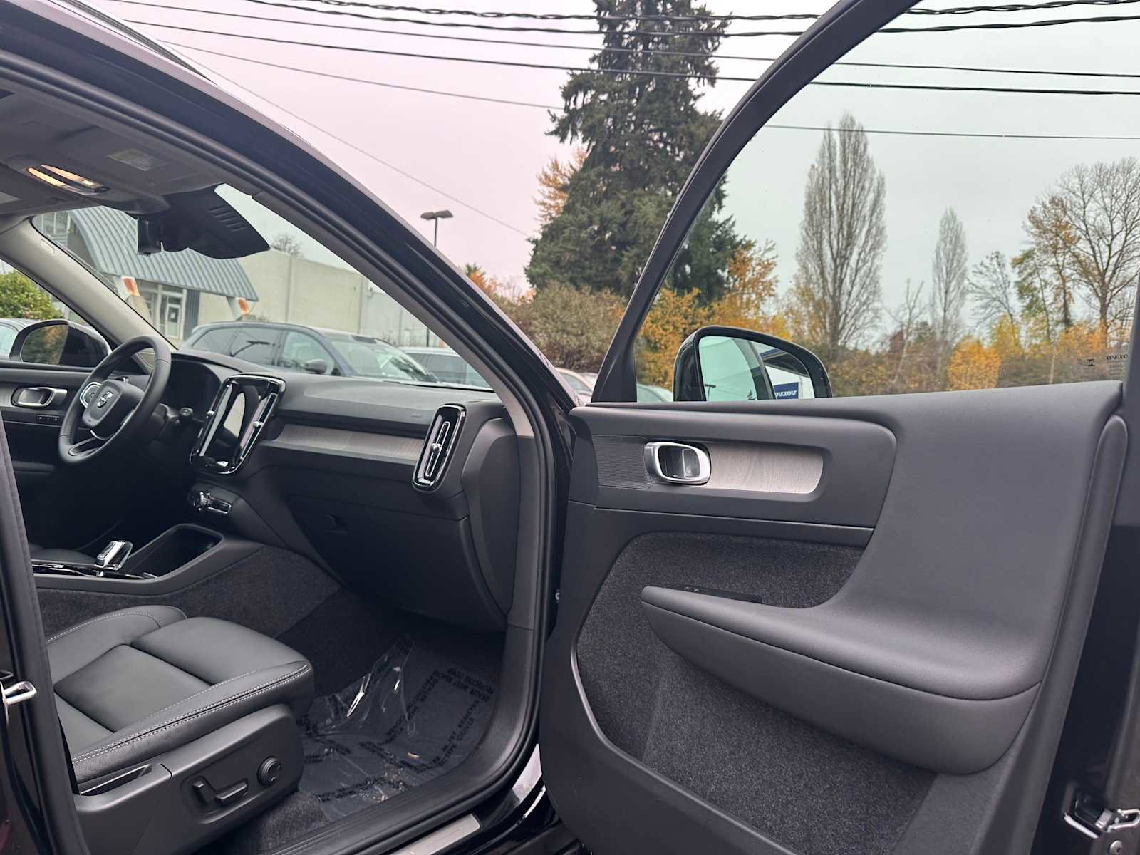 Used 2025 Volvo XC40 B5 Plus w/ Climate Package image 11