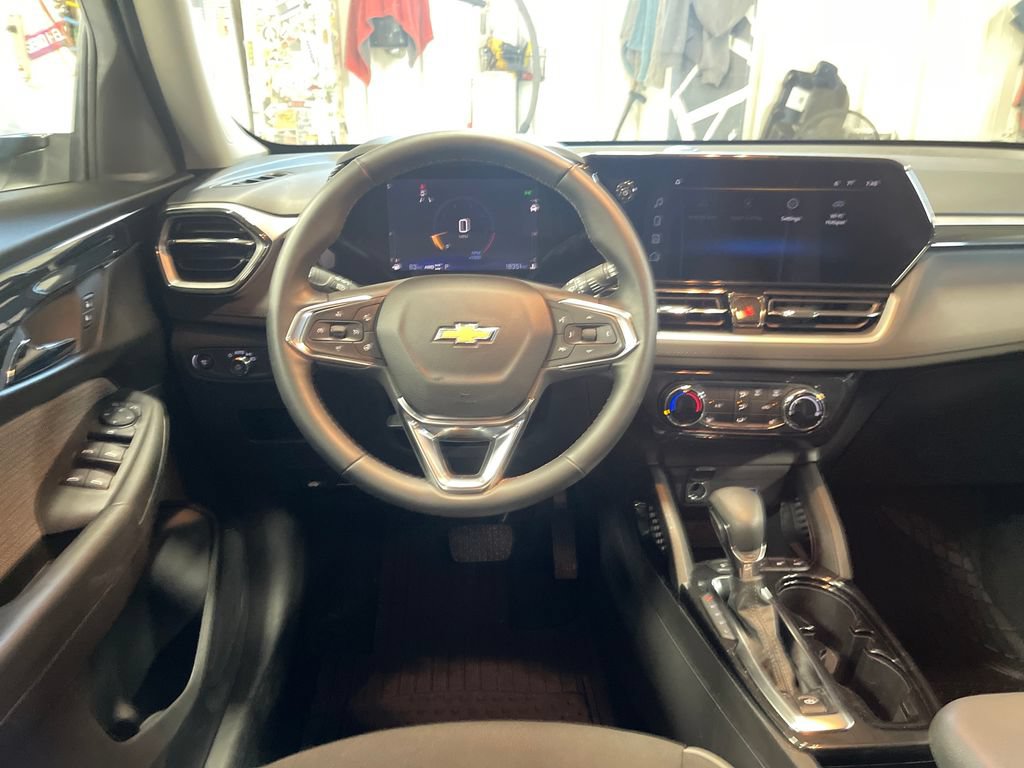 Used 2025 Chevrolet TrailBlazer LT w/ LT Cold Weather Package AWD/4WD image 17