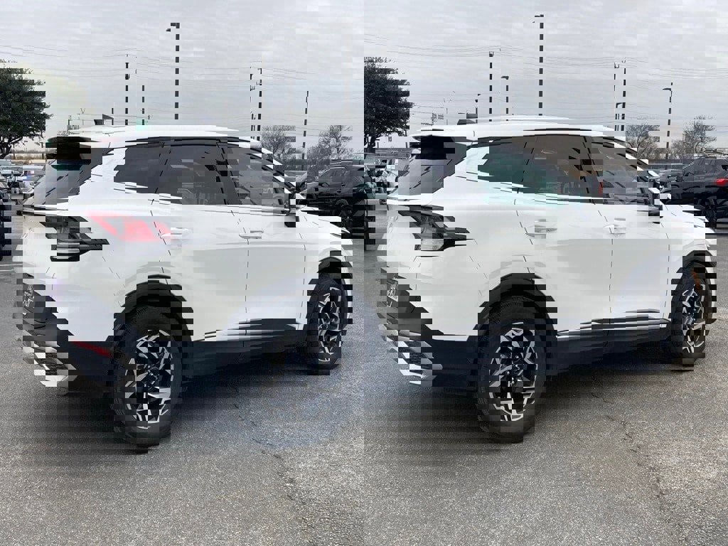 Used 2024 Kia Sportage LX image 5