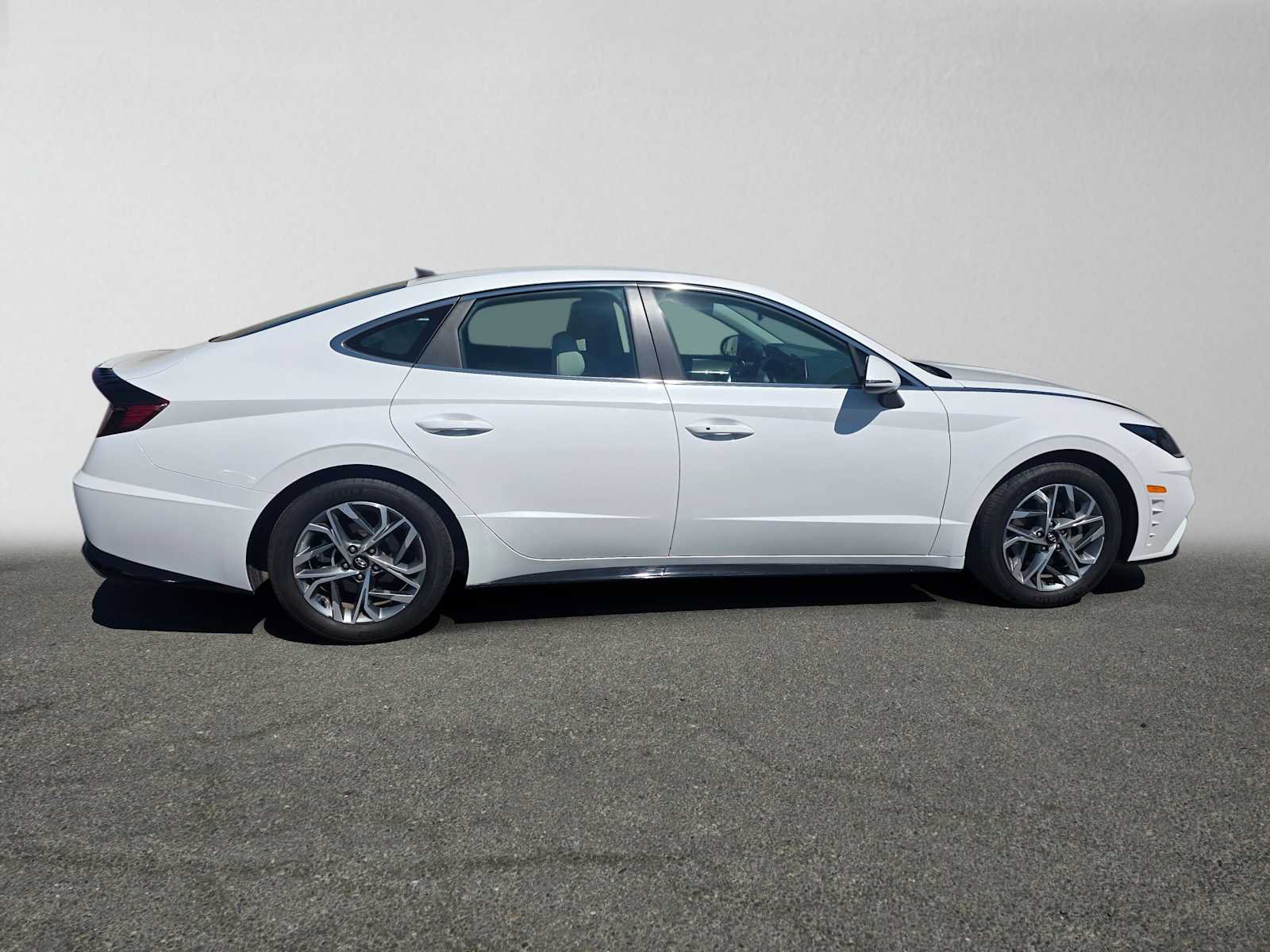 Used 2023 Hyundai Sonata SEL FWD image 2