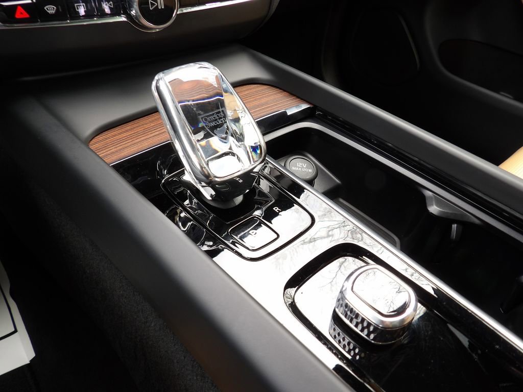 Certified 2024 Volvo XC60 B5 Ultimate w/ Protection Package Premier image 25