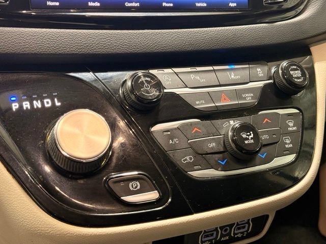 Used 2021 Chrysler Pacifica Touring-L FWD image 17