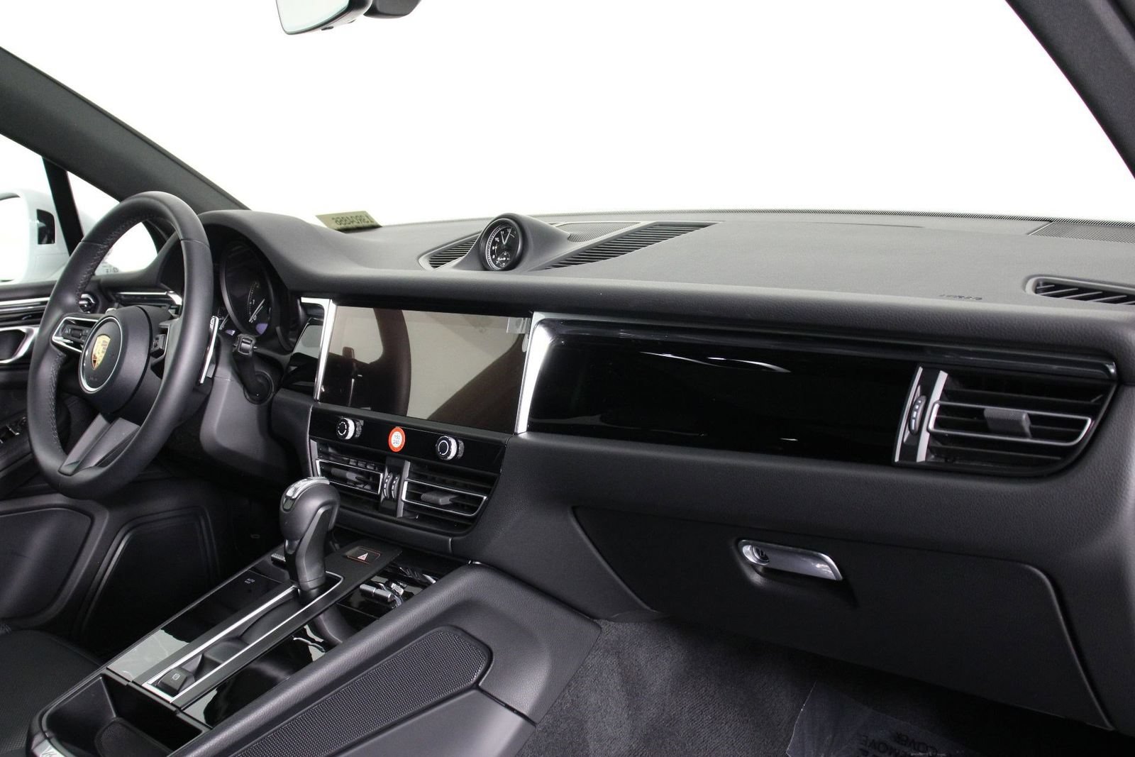Certified 2026 Porsche Macan AWD/4WD image 24