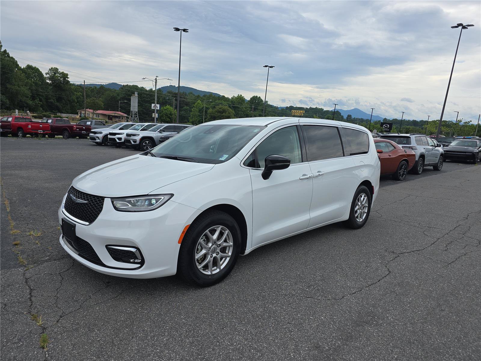 Used 2024 Chrysler Pacifica Touring-L FWD image 7