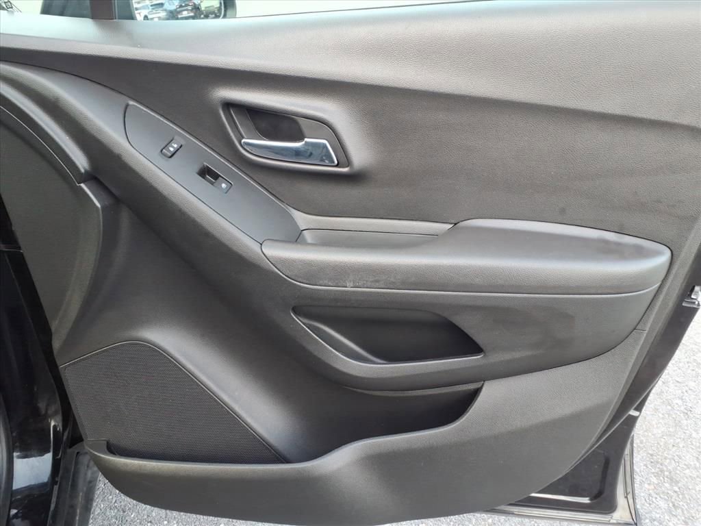 Used 2020 Chevrolet Trax LT w/ LT Convenience Package image 23