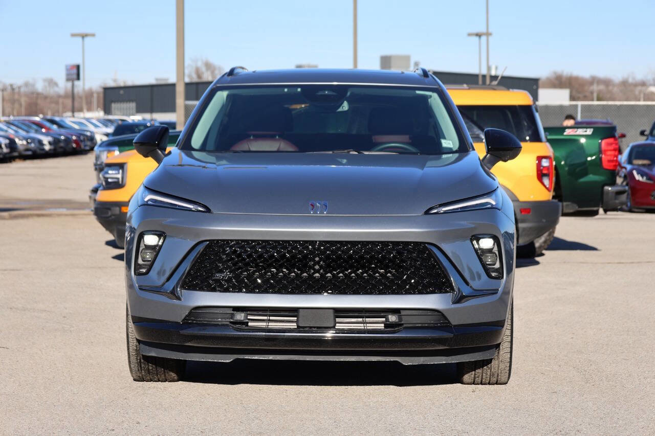 Used 2025 Buick Envision Sport Touring image 2